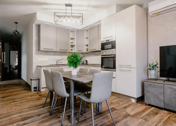 La88 Bayview Apartment I